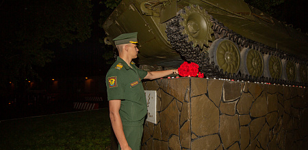 Студенты и преподаватели Кубанского ГАУ присоединились к Всероссийской акции «Свеча памяти»и почтили память советских солдат у памятника Защитникам Отечества.