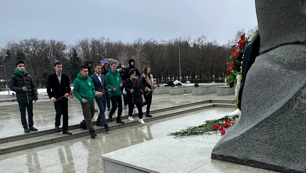 Торжественное возложение цветов к памятнику жертвам фашистского террора