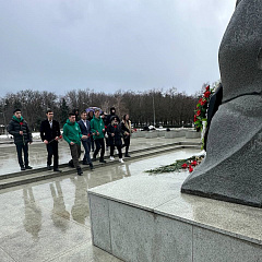 Торжественное возложение цветов к памятнику жертвам фашистского террора