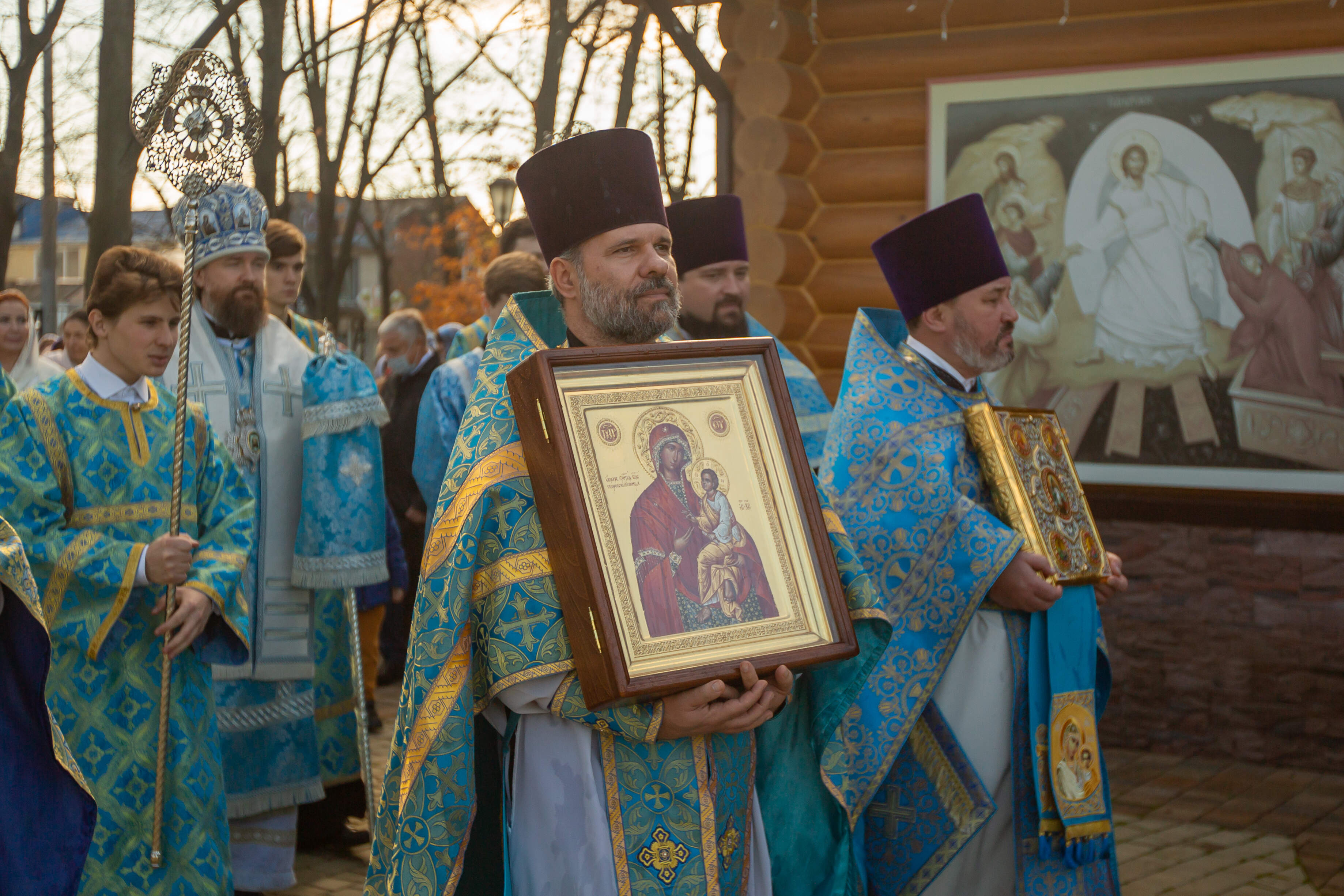 23 июня церковь праздник. Скульптура священника куя при храме Рокухарамицудзи..