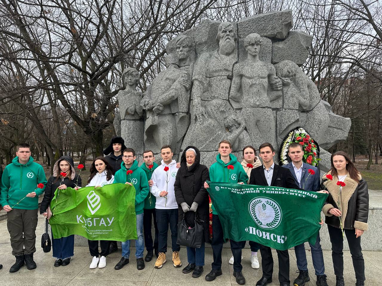 Торжественное возложение цветов к памятнику жертвам фашистского террора