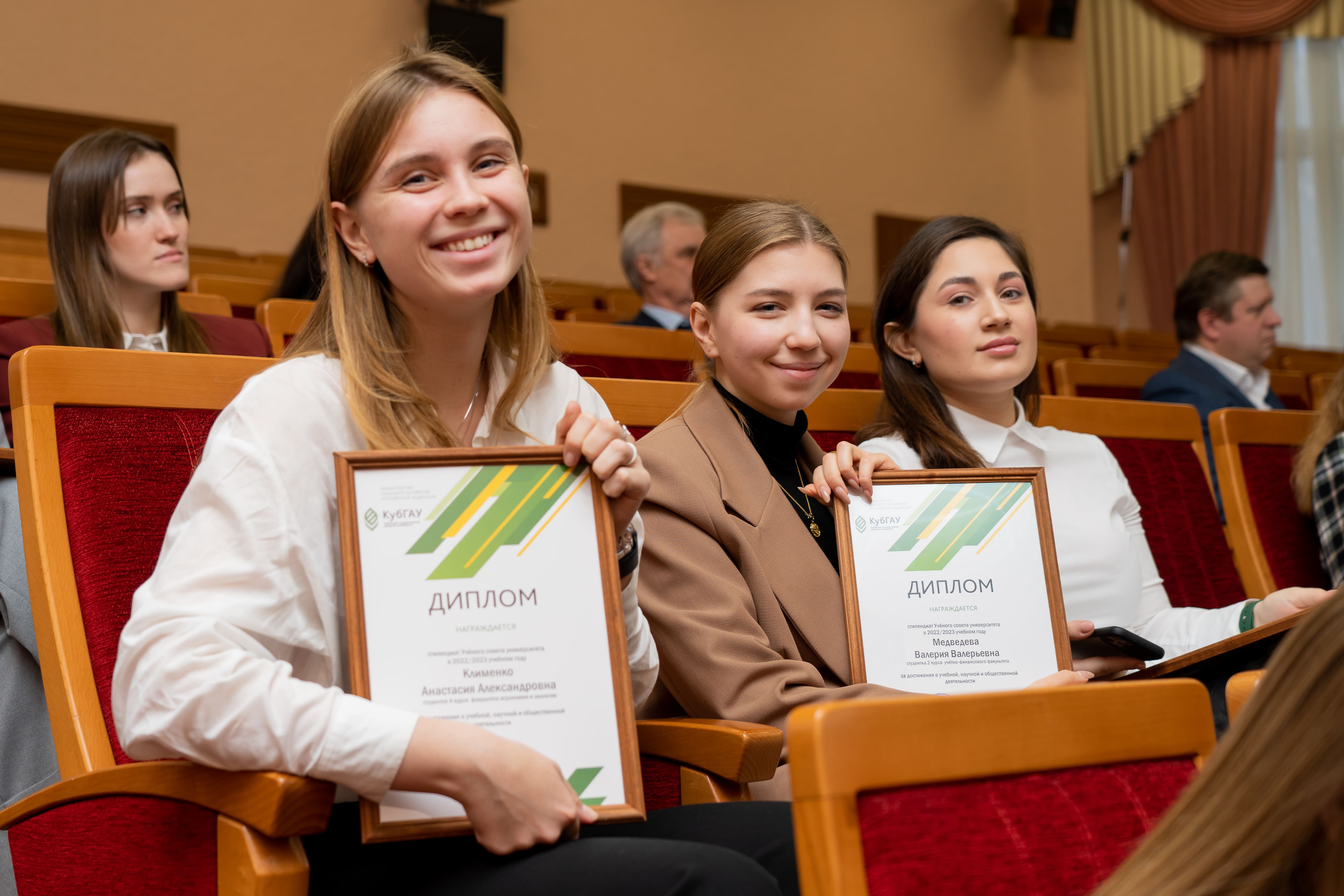 За особые успехи в учебе, науке и общественной деятельности