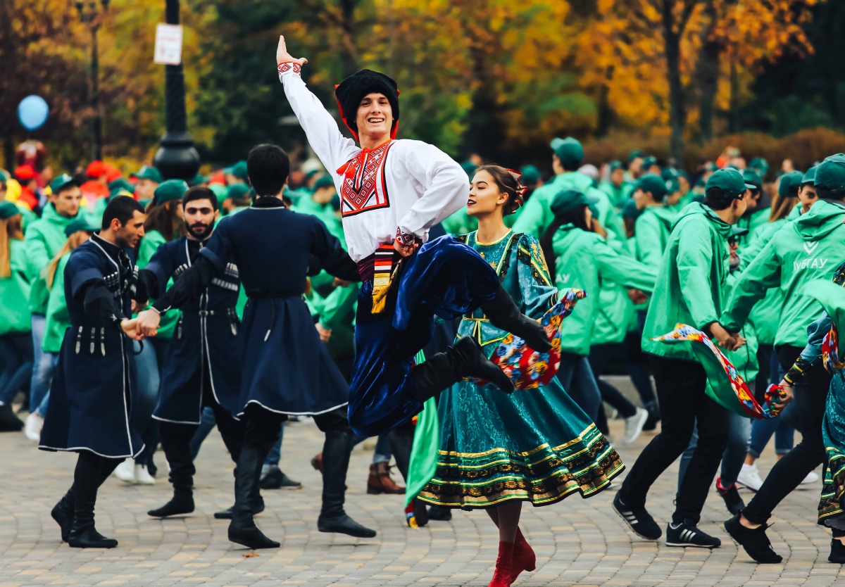 Армяне гуляют красиво. Танцы разных народов. Народные танцы Кубани. Кубанские танцы народные. Традиционные танцы разных народов.