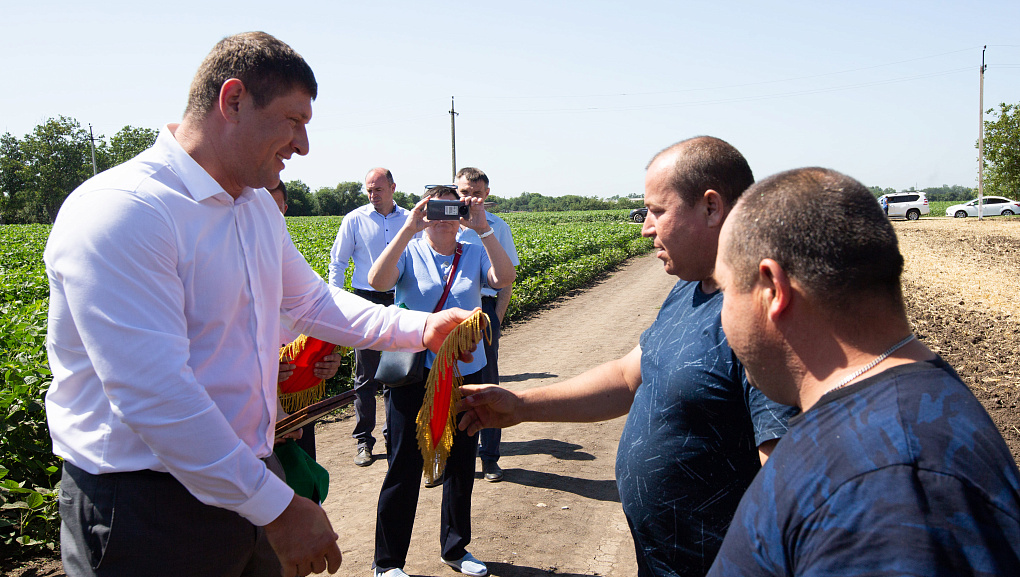 Мэр Краснодара Андрей Алексеенко посетил учхоз «Кубань» во время жатвы