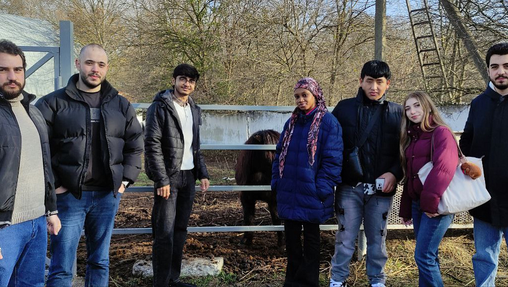 Путешествие иностранцев в конноспортивный клуб