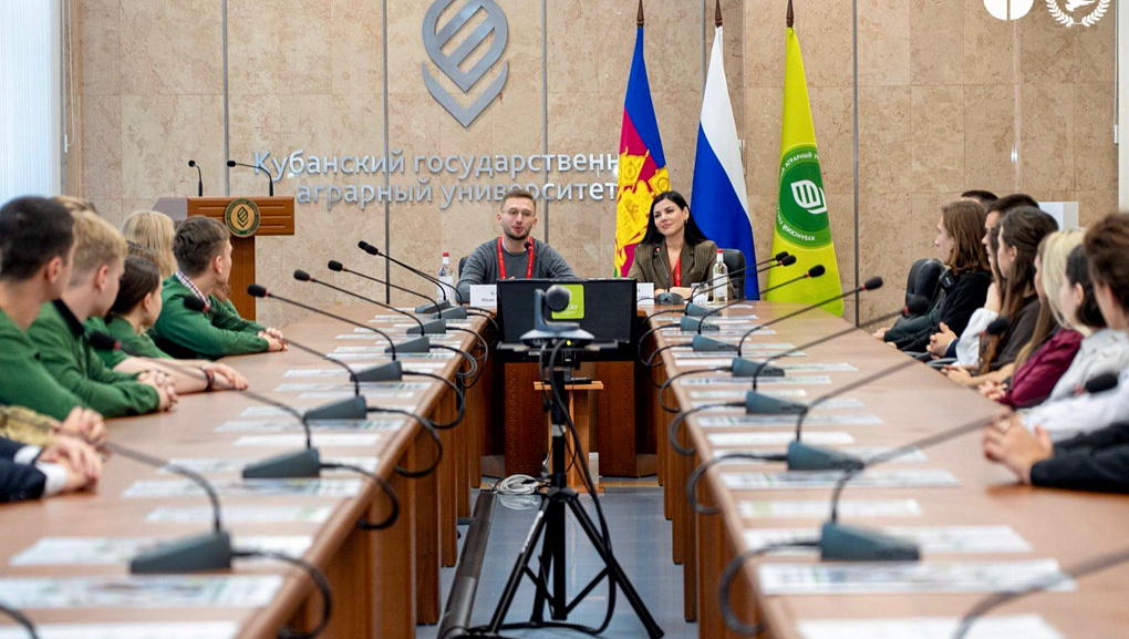 В рамках Всероссийского форума исторического наследия состоялась пленарная сессия «Патриотическое воспитание: вчера, сегодня, завтра»