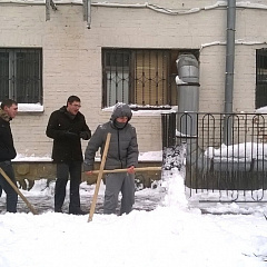 Декан и студенты чистят территорию от снега