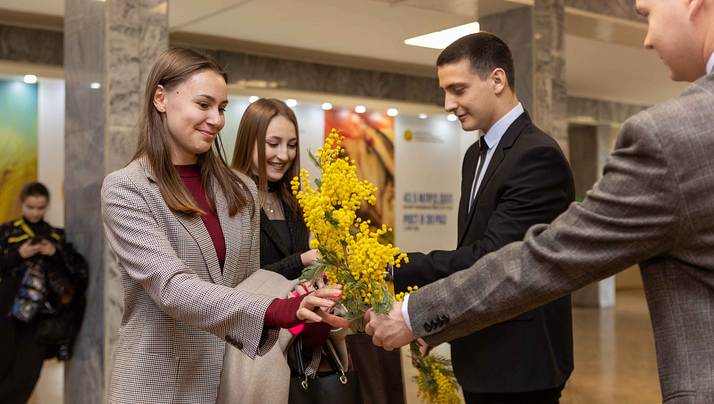 8 марта в КубГАУ: концерт и букеты мимозы для представительниц прекрасного пола!