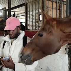 Путешествие иностранцев в конноспортивный клуб