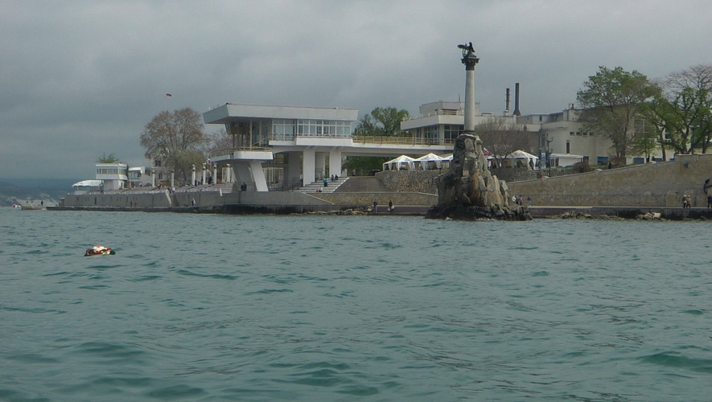 Яхтсмены КубГАУ спустили на воду венок у берегов Севастополя