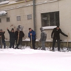 Декан и студенты чистят территорию от снега