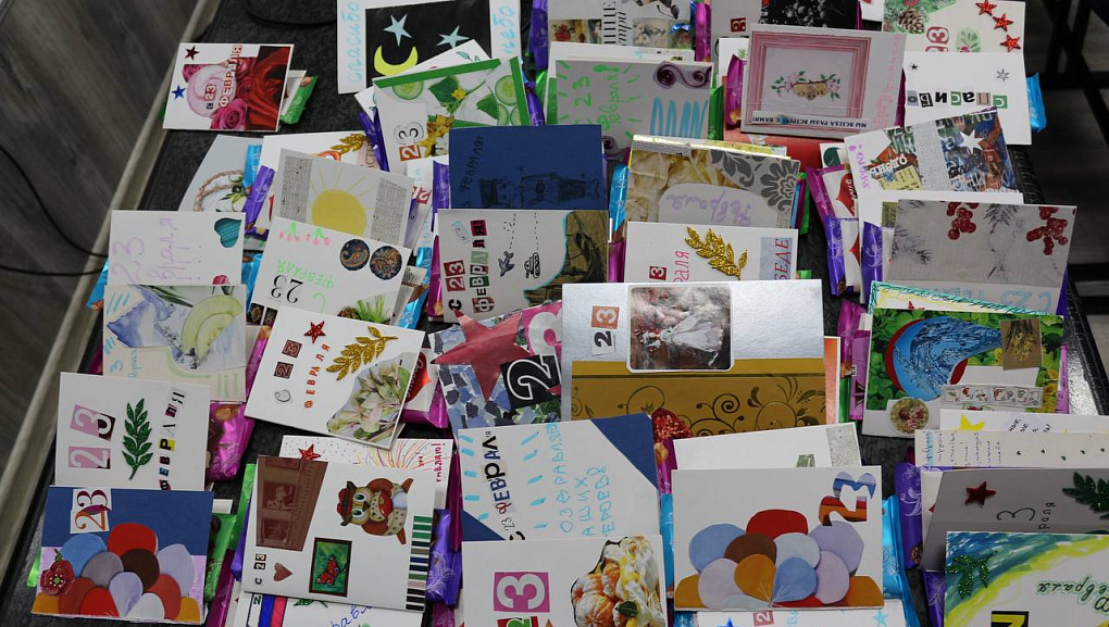 Студенты Кубанского ГАУ поздравили бойцов в военном госпитале с Днём защитника Отечества