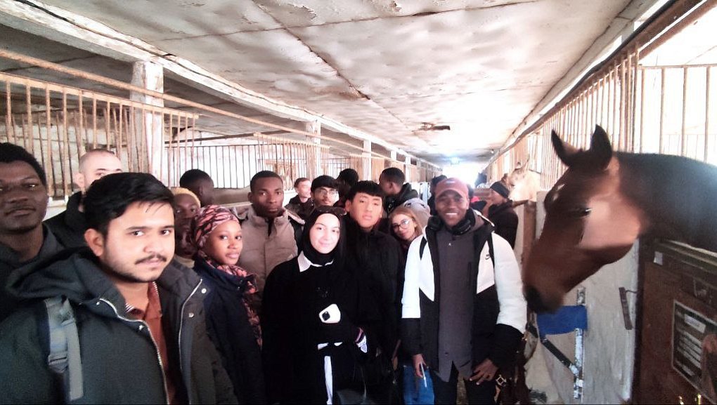 Путешествие иностранцев в конноспортивный клуб