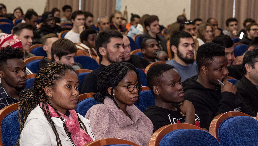 Иностранные студенты получили ответы на вопросы по миграционному законодательству