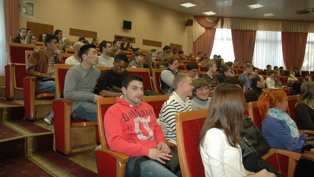 Собрание с иностранными студентами вуза