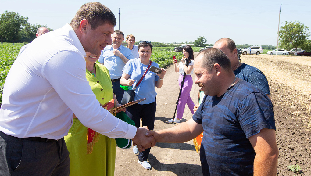 Мэр Краснодара Андрей Алексеенко посетил учхоз «Кубань» во время жатвы