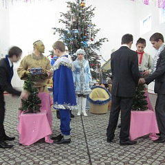 Новогодний праздник в детском доме села Великовечного
