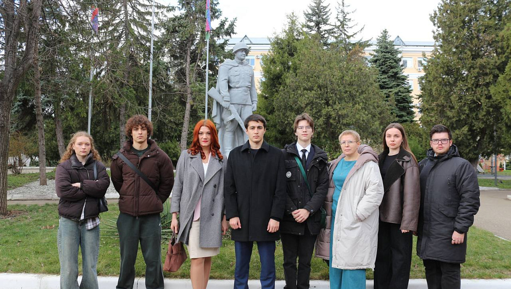 Студенты Кубанского ГАУ поздравили бойцов в военном госпитале с Днём защитника Отечества