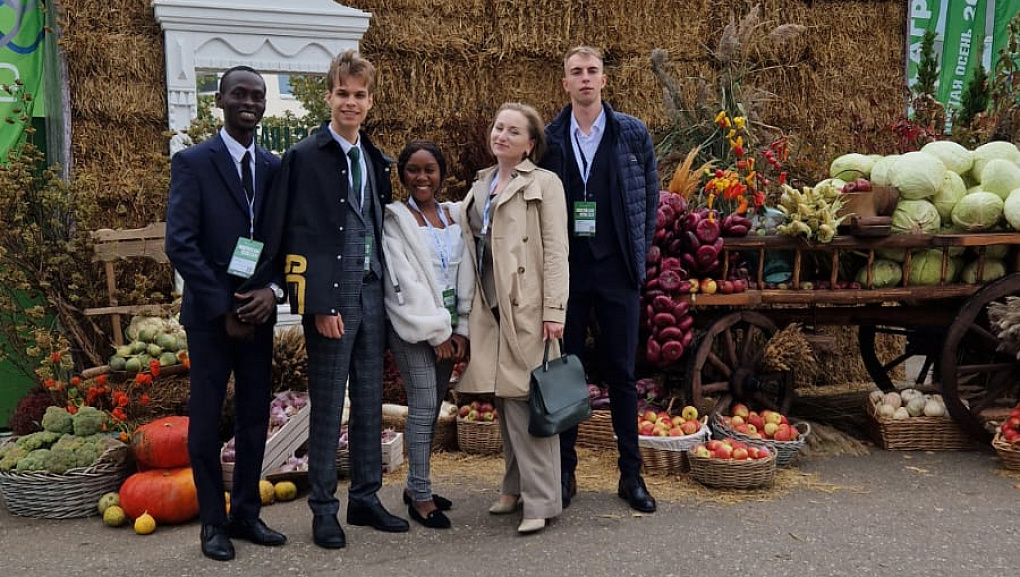 Студенты КубГАУ участвуют в российской агропромышленной выставке "Золотая осень 2023"