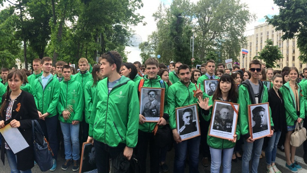 Волонтеры КубГАУ пронесли портреты сотрудников и студентов университета, защищавших нашу Родину, в строю «Бессмертного полка»