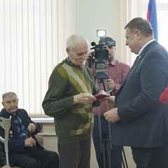 Поздравили ветеранов с заслуженными медалями